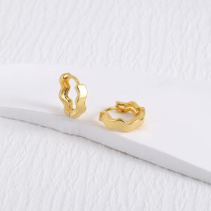 Ufist Small Hoop Earrings for Women - 14K Real Gold Plated Wavy Huggie Earrings for Women Gold Hoops Earrings for Women Girls Gold Jewelry